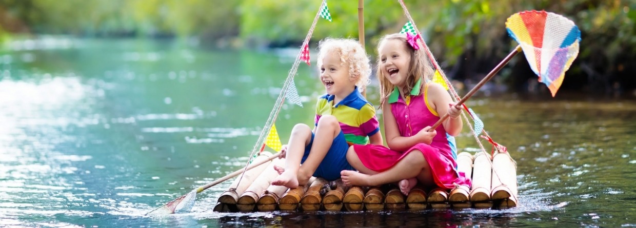 Kinderen op een vlot