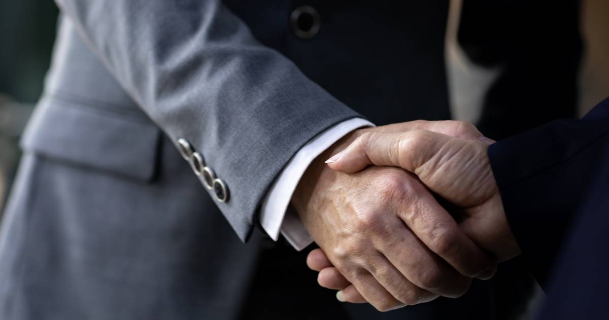 ondernemers die elkaar de hand schudden