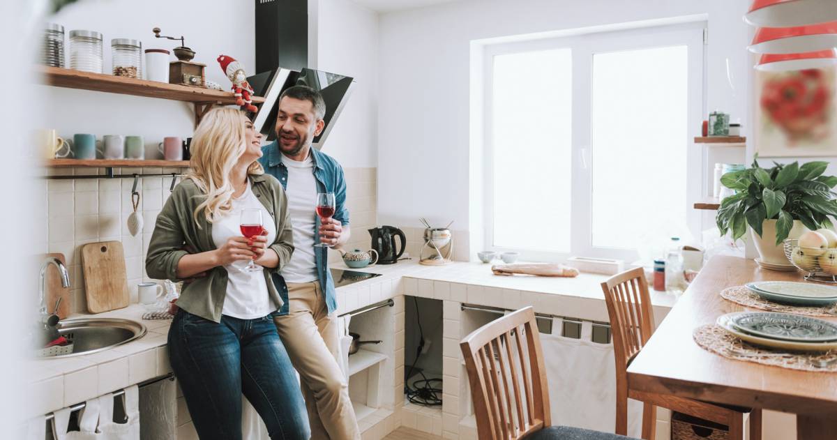 Man en vrouw in de keuken