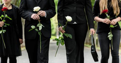 mensen in rouwstoet begrafenis