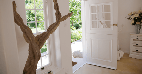 Open voordeur van een woonhuis