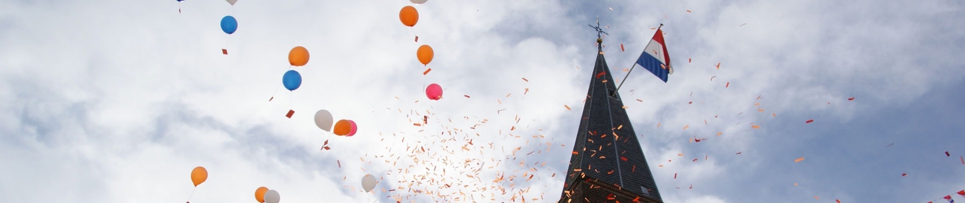 Kerktoren met ballonnen